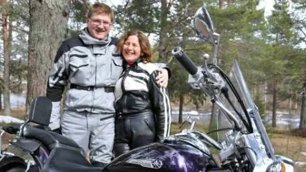 Moderata politikerparet Lars och Eva Alriksson finner gemensam glädje på två hjul. Eva sitter än så länge bak på men är inte främmande för att ta tag i styret själv en dag. FOTO: Maria Ödalen