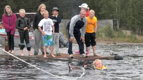 "Bra, hitta balansen och upp med skidorna", uppmuntrar Evert Lahti sina blöta elever.