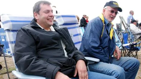 Tony Carlsson från Lillpite har själv en seger på banan i Kalix. Här med vännen Mats Lindgren som också han brukar sitta bakom ratten.