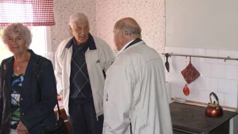 Vid järnspisen samtalar Eivor Holmqvist, Eskil Söderlund och Erik "Skepparn" Holmqvist.