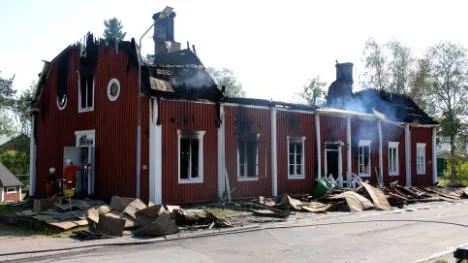 Elden som slukade byggnaden startade vid 18-tiden på fredagen.