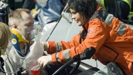 Angelica Forsberg i aktion vid slutövningen för specialistutbildningen till intensivvårdssjuksköterska. Här tar hon hand om Jan Lindberg.FOTO: Göran Ström