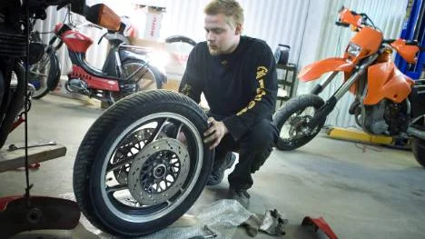 Att laga bilar och motorcyklar hoppas Leif Lundstig ska vara ett sätt att få en bättre omsättning under lågkonjunkturen.