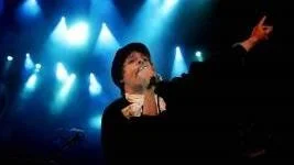 Henrik Berggren under Broder Daniels avskedskonsert på festivalen Way out west 2008. Konserten var en hyllning till bandets bortgångne gitarrist Anders Göthblad.