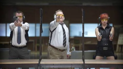 Grünvald Karlsson (Johan Hedenberg), Kommissarie Mårten Späck (Leif Andrée ) och Irene Snusk (Cecilia Frode) under ett övningspass på skjutbanan. Fredde Granberg har regisserat "Kommissarie Späck" som är en parodi på svenska polisfilmer.