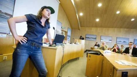 Skådespelerskan Charlotte Lindmark höll en enmansföreställning sedan hon mottagit jämställdhetspriset.