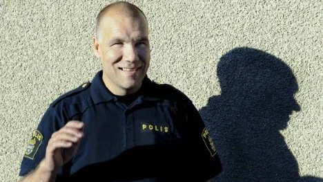 För tio år sedan blev polisman Frank Wirén allvarligt skadad vid ett ingripande. Ett 30-tal personer samlades runt honom och han fick ta emot mängder av                      sparkar och slag.Foto: Bengt-Åke Persson