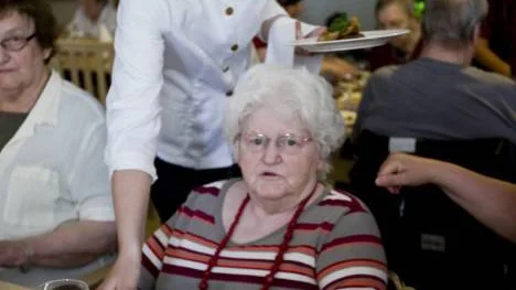 Servitören Johanna Larsson serverade Asta Wikström den nygrillade fläskfilen.