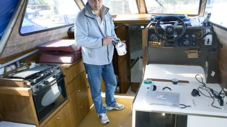 Han rustar inför sommaren. Henrik Nilsson målar i kabinen på sin Orrskär.