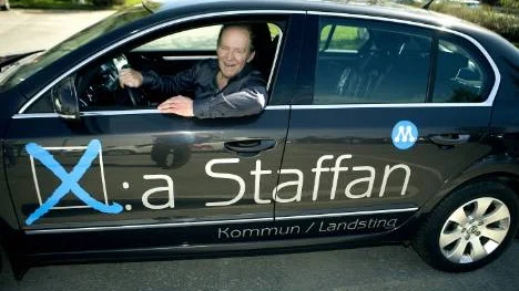 Staffan Eriksson har låtit måla bilen och drar nu igång sin krysskampanj. Han får hjälp av en socialdemokratisk reklambyrå. FOTO: Kurt Engström