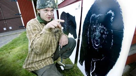 Förra året stod Tony Christoffersson fem meter ifrån en 172 kilos björn. Den segnade ner på första skottet. Bilden föreställer en björn i 90 kilos klassen.FOTO: Kurt Engström