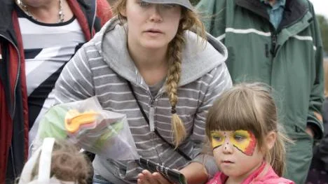 Linnea Hagerman med ansiktsmålad dotter Wilma, 5 år.