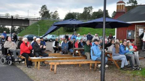 Mellan 50 och 100 personer hade kommit till Kajen i Kalix för att fira Nationalälvdagen. FOTO: K-L Sundqvist