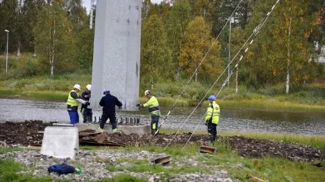 Det 43 meter höga och 25 ton tunga ståltornet sätts den sista biten på plats med hjälp av handkraft. Det ska passas in precis på betongfundamentets gängade pinnbultar som slutligen säkras med särskilda muttrar.