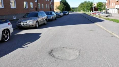Köpmangatan i Malmberget. Gatan har sjunkit ner i en cirkelformad deformation.FOTO: Marie Ridderström