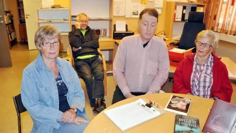 Britt Åberg, Ronald Wikström, Elisabeth Hedenström och Bosse Hedenström (i bakgrunden) kämpar för att Morjärv ska få behålla biblioteket och byakontoret. FOTO: Lotta Nilsson