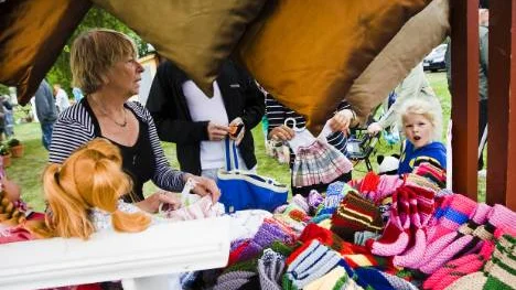 Alva Reuterhäll, 6, var med när hennes manna fyndade dockkläder.