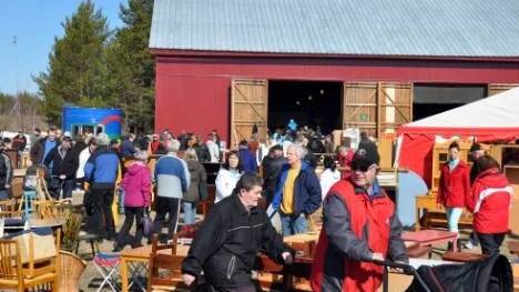 Utanför logen kunde besökarna njuta av det fina vädret.