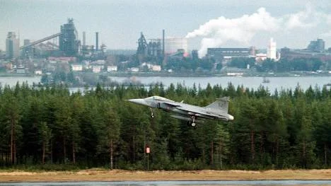 flygplan lyfter på kallax flygplats med ssab i bakgrunden luleå airport jas vy