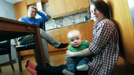 I Ängesbyn, utanför Luleå, har Mikael Johansson och Sofia Ekström, med sju månader gamla sonen Sebastian, valt ett liv som mjölkbönder.