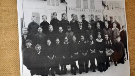 Äldsta fotot är från 1910-talet och visar en klass från dåtidens Törefors pampiga skola. FOTO: K-L Sundqvist