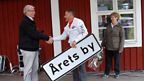 Bo Jakobsson, som är ordförande i byaföreningen 
i Svartlå, överlämnade skylten som ska sättas upp i Sörbyn. De som tog emot priset för Sörbyns räkning var Kent Sundberg och Kerstin Sofia Andersson.