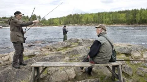 Bertil Johansson, Helge Jönsson och Sixten Larsson (sittande) i fisketagen.