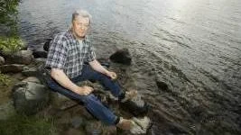 Nils-Olof Lindfors ser de låga ersättningsnivåerna i miljödomen för det förlorade fisket efter tredje regleringen av Suorvadammen i Lule älv som ett uttryck av svensk kolonialpolitik.FOTO: Pär Bäckström
