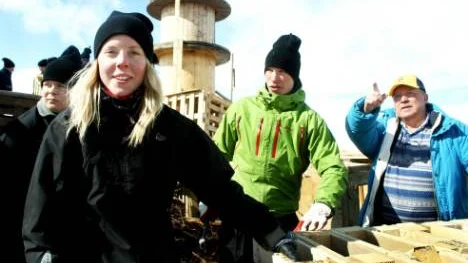 Elever från byggprogrammet hjälper till att bygga en rekordhög majbrasa i Kiruna. Jennifer Lindgren, Tom Olofsson och initiativtagaren Relle Brynefall har brått att färdigställa verket.FOTO: Alexander Linder