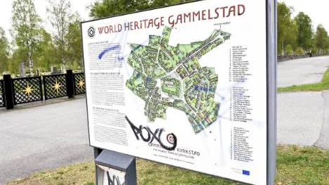 Informationsskylten är klotterskadad och det har den varit i flera år. Nu lovar gatuchefen att sätta upp nya skyltar.