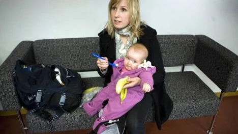 Några månader gamla Ellen Bergman och mamma Sofia Bergman var på väg till Kalix för att hälsa på Ellens morföräldrar efter diverse avbokningar och ombokningar. "Vi skulle egentligen ha kommit i torsdags. Men jag är glad att vi lyckades komma  med nu", säger Sofia Bergman. FOTO: Kurt Engström