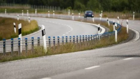 Det fanns inga mitträcken på sträckan där dödsolyckan inträffade i söndags. Piteå kommun har krävt det i åratal och fått beskedet att bygget kommer i gång tidigast 2018.