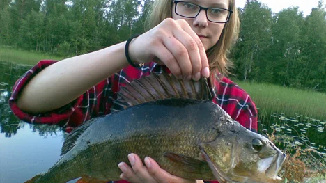 Helen Jakobsson tog en abborre på 1,3 kg i Sangis älv.