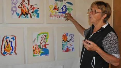 Hjördis Martinsson inspirerar pensionärerna på äldreboendet Gunillahem till lustfyllt skapande där samtal växer fram. FOTO: Marie Ridderström