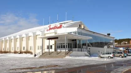 I centrala Malmberget finns sporthall, badhus, gymnasieskola, bibliotek, vårdcentral, sjukhem,  Nordan, hyresfastigheter och bostadsrättshus.FOTO: Marie Ridderström