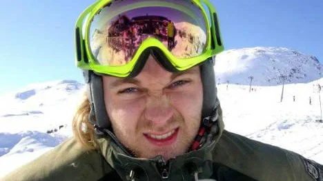 Tim Olofsson fick ligga tre timmar med brutet ben utan att få smärtstillande medel i Riksgränsen. Bilden är tagen före olyckan på långfredagen.