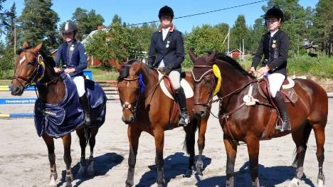 Louise Mickelsson, Luleå, och hästen Adrenaline (till vänster) vann juniorklassen. De övriga på bilden: Elinor Nyström, Boden och Emelie Lindenhall, Dundret.