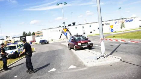 Den äldre bilföraren fick bröstmärtor och kolliderade med belysningsstolpen. FOTO: Maria Ekman
