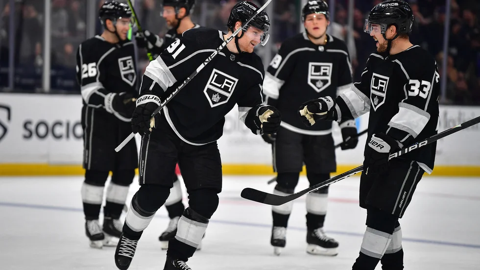Viktor Arvidsson, till höger, stod för tre framspelningar när Los Angeles Kings vann med  5–3 mot Anaheim.