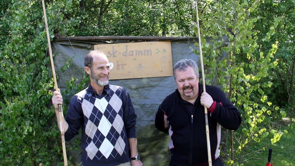 Nappgaranti i fiskdammen hos Thomas Hammer och Hans Isaksson.? Varje år sedan 1963 har jag firat midsommar här i Nedralidsområdet, säger Hans Isaksson.