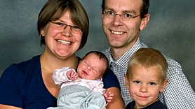 Monica Gréen och Niclas Petersson, Ekebyvägen, Linköping, fick den 14/10 en dotter som heter Emma. Vikt 3 250 g, längd 52 cm. Med på bilden är även sonen Oscar.