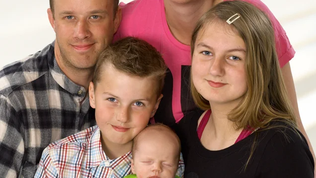 Anna Åberg och Daniel Fransson, Vadstena, fick 1/5 sonen Isak. Vikt 3 820 g, längd 53 cm. Syskonen heter Emilia, 12 år, och Lucas, 11.