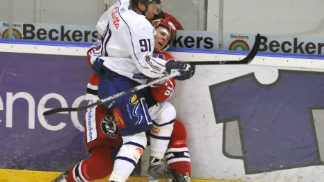 SÖDERTÄLJE 20090924 Linköpings Andreas Jämtin tacklar Södertäljes Jonas Almtorp mot sargen under matchen i elitserien i ishockey mellan Södertälje SK och Linköpings HC på Axa Sport Center i Södertälje på torsdagen.
 Foto Bertil Ericson / SCANPIX kod 10000