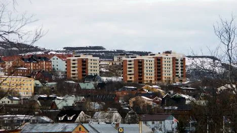 De tre kallställda husen på Terrassen i Kiruna ska rivas och byggas upp igen. Den avsikten förklaras av kommunägda Kirunabostäder. Men det gillas inte av kommunalrådet Kenneth Stålnacke som hellre vill se nybyggen i nordväst.FOTO: HANS STERNLUND