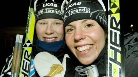Kompisar från förr. Mia Eriksson och Charlotte Kalla slogs om vem som var den bästa lagkamraten efter att ha vunnit Tärendös                första stafettguld någonsin på SM i Piteå.