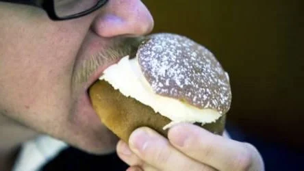 Semlor är en favorit för många. Nu ska miljökontoret i Luleå kontrollera att grädden inte har kräkframkallande bakterier i sig.FOTO: PÄR BÄCKSTRÖM