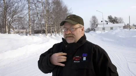 Ingemar Karlsson kommer liksom utsänd från EU för att skotta snö åt byns äldre. "Fixar-Karlsson" ingår i projektet Trygga Jämtön, som får sin finansiering från Bryssel.FOTO: Jan Bergsten