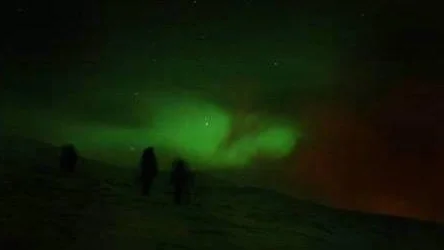 Som mörka hemlighetsfulla gestalter framträder de engelska turisterna i det gröna skenet på fjället. Här på Nuolja nära Abisko finns det viktigaste för en häftig norrskensupplevelse; det omgivande beckmörkret. För att fånga det här norrskenet på bild har kamerans slutare fått stå öppen i 30 sekunder. FOTO: Hans Sternlund