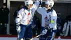 Peter Norén och lagkaptenan Vesa Vuokila har all anledning att le. Efter segern mot Villa Lidköping är HT Bandy med och slåss om en slutspelsplats.