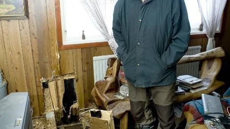 Det hade kunnat sluta i fullständig karastrof. Göran Sandström hann dra undan gardinen och därmed förhindra att elden fick fäste i träväggarna.